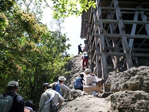 急な岩場をよじ登りました